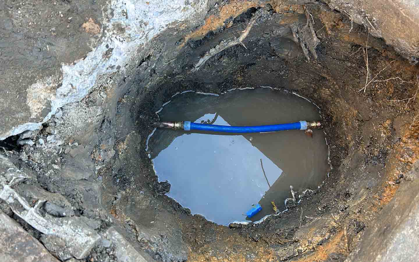 texas-slab-leaks-warning-signs Slab leak under concrete foundation in a Texas home with early warning signs